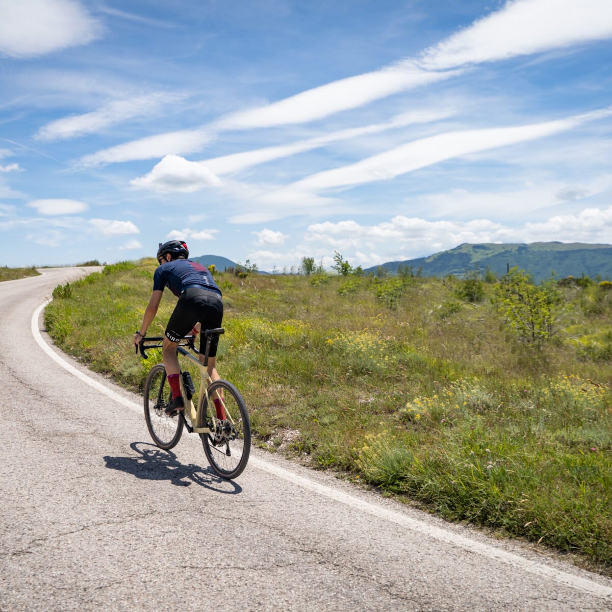 ciclista su strada panoramica in sella alla sua bici con Trackting BIKE antifurto GPS bici