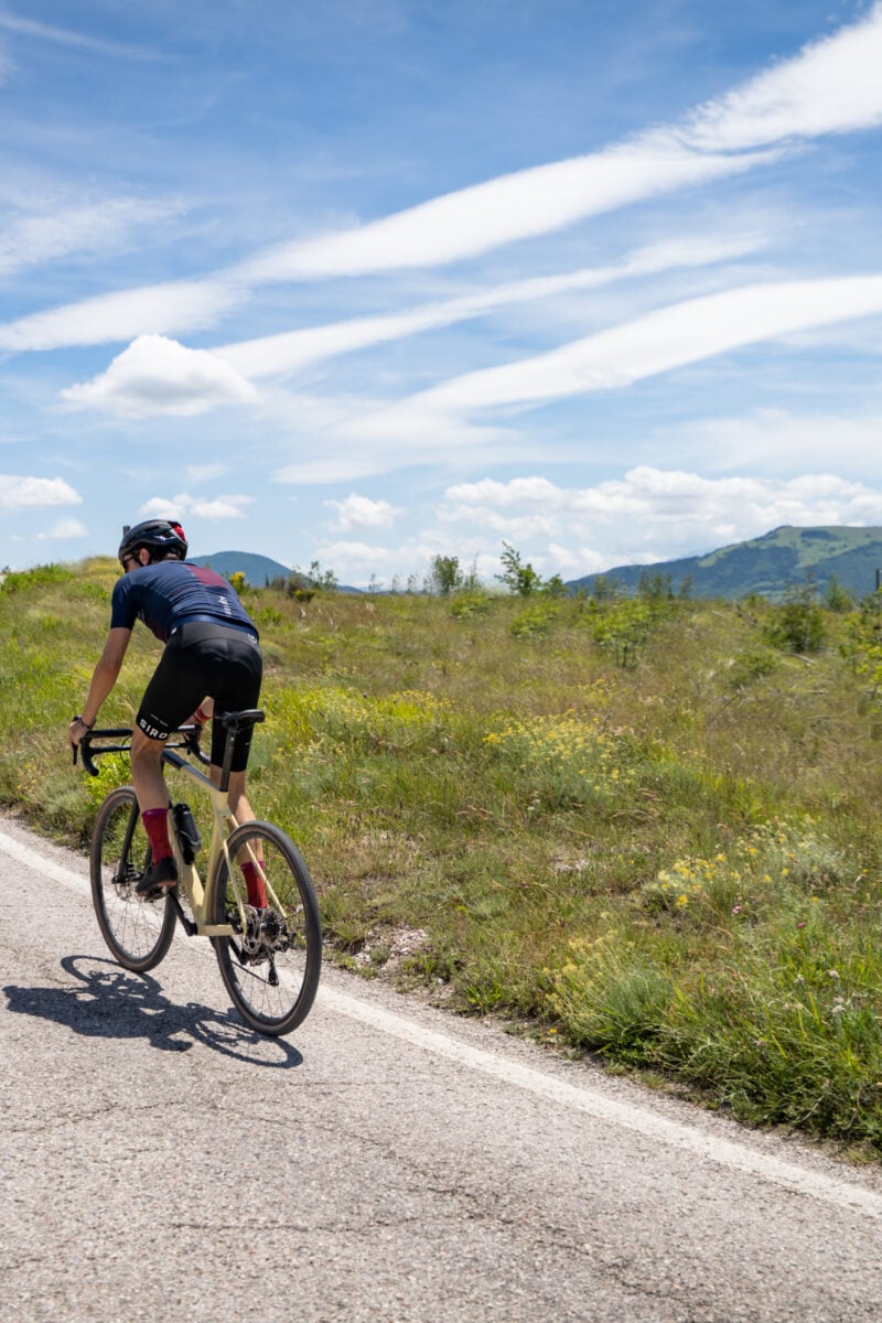 ciclista su strada panoramica in sella alla sua bici con Trackting BIKE antifurto GPS bici