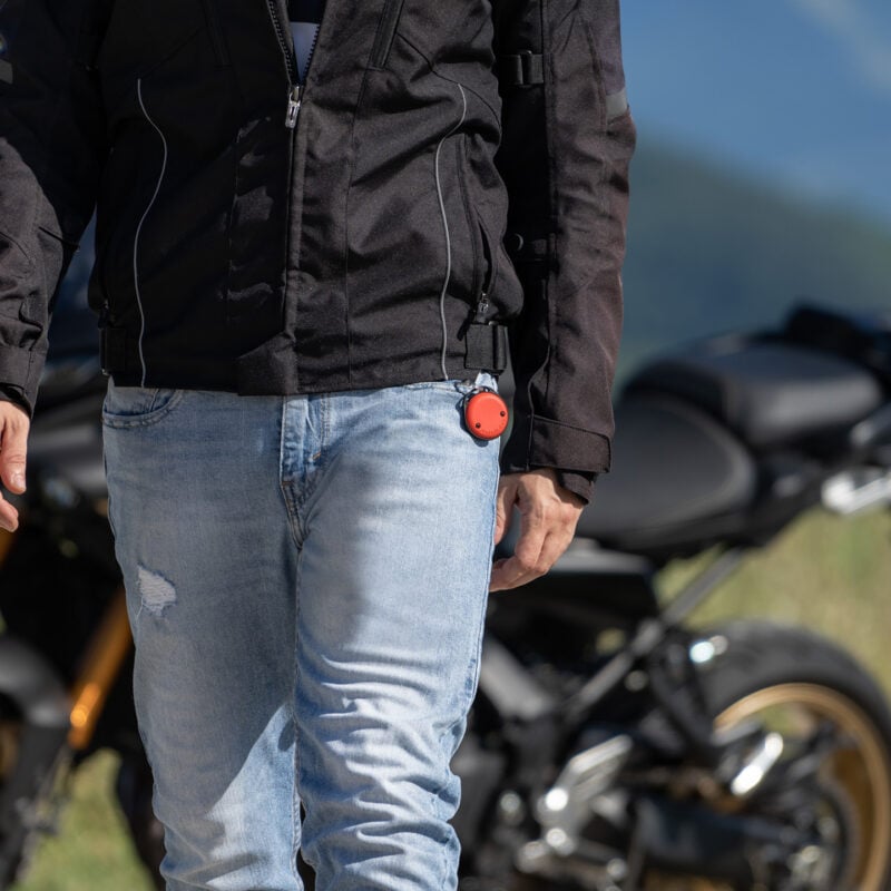 uomo che si allontana dalla moto con Trackting SMART, antifurto gps per auto e moto