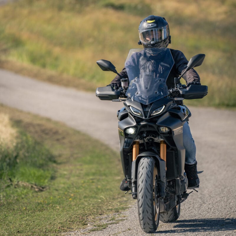 Motociclista su strada sterrata di campagna con Trackting SMART antifurto GPS moto