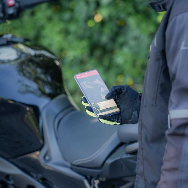 Motociclista che rivece la notifica di parcheggiato 